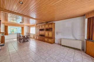 Ben je op zoek naar een woning die je volledig naar eigen smaak kunt renoveren?<br />Dan is deze karaktervolle woning op een rustige locatie beslist een bezoek waard.<br />De woning werd gebouwd in 1956 en is gelegen op een gunstig georiënteerd perceel van 634m². De woning verkeert in degelijke staat, maar vraagt om een renovatie. Voor wie bereid is de handen uit de mouwen te steken, biedt deze woning dan ook heel wat mogelijkheden om ze volledig naar eigen smaak in te richten.<br />De woning beschikt over een bewoonbare oppervlakte van 127 m² en biedt voldoende ruimte voor het hele gezin. Daarnaast geniet je van een rustige ligging in de nabijheid van scholen, winkels en andere dagelijkse voorzieningen.<br /><br /><span><u><strong>INDELING</strong></u></span><br /><u>Gelijkvloers :</u><br />. inkom en trappenhal - woon en zitruimte - keuken - badkamer/wasplaats - veranda<br />. schuurtje<br /><br /><u>Verdieping :</u><br />. nachthal - 3 goed bruikbare slaapkamers - bergruimte<br /><br /><u>Kelder :</u><br />. via vaste trap naar kelderruimte <br /><br /><u>Tuin :</u><br />. inrit naar losstaande garage met schuurtje<br />. grasveldje <br /> <br />Ben je op zoek naar een gezinswoning op een rustige locatie, met veel potentieel en een aangenaam perceel? Dan is deze open bebouwing zeker een bezoek waard.<br /><strong>Contacteer ons vandaag nog voor een bezichtiging via mail of telefoon (joris@limbo.be - 0496/166 339).</strong><br /><br />Dit pand is onderworpen aan de renovatieverplichting van de Vlaamse overheid voor residentiële gebouwen (behoudens bij sloop binnen 5 jaar na de aankoop). Consulteer voor meer informatie de website van het Vlaams Energie- en Klimaatagentschap via https://www.vlaanderen.be/een-huis-of-appartement-kopen/renovatieverplichting-voor-residentiele-gebouwen.