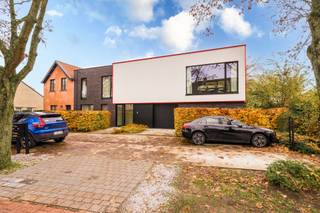<p><span>Modern appartement met 2 slaapkamers en terras in Mechelen</span></p><p><span> </span></p><p><span> </span></p><p><span>Dit modern appartement op de eerste verdieping (bereikbaar met de trap) biedt alle comfort voor aangenaam wonen.</span></p><p><span> </span></p><p><span>Via de inkomhal met vestiairekast en gastentoilet bereikt u de ruime leefruimte met open keuken.</span></p><p><span>Dankzij de grote raampartijen geniet u hier van veel natuurlijk licht.</span></p><p><span>Aansluitend bevindt zich een praktische berging met aansluiting voor wasmachine en droogkast. Vanuit de leefruimte heeft u toegang tot het terras met zicht op de gemeenschappelijke tuin.</span></p><p><span>Verder beschikt het appartement over 2 slaapkamers en een badkamer met dubbele lavabo en inloopdouche.</span></p><p><span> </span></p><p><span>Extra troeven:</span></p><p><span>✔</span><span> Onderhouden gemeenschappelijke tuin</span></p><p><span>✔</span><span> Privatieve autostaanplaats met laadmogelijkheid</span></p><p><span>✔</span><span> Gemeenschappelijk tuinhuis voor fietsen<br /></span><span>✔</span><span> Vloerverwarming met regeling per ruimte<br /></span><span>✔</span><span> Ramenwasser voor de moeilijk bereikbare ramen</span></p><p><span> </span></p><p><span>Ligging</span><span><br />Het appartement is gelegen in een aangename en rustige woonomgeving in Mechelen.</span></p><p><span>Winkels, scholen, openbaar vervoer en andere dagelijkse voorzieningen bevinden zich op korte afstand.</span></p><p><span>Bovendien geniet u van een vlotte verbinding naar de belangrijkste invalswegen en de E19, waardoor zowel Antwerpen als Brussel gemakkelijk bereikbaar zijn.</span></p><p><span> </span></p><p><span>Beschikbaar vanaf:</span><span> 15 juli 2026<br /></span><span>Gemeenschappelijke kosten:</span><span> € 140/maand</span></p><p><span> </span></p><p><span>Interesse?</span></p><p><span>Contacteer ons voor meer informatie of een bezoek ter plaatse.</span></p><p><span> </span></p>