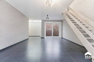 <p><strong>Starterswoning / tweede verblijf met 3 slaapkamers en garage in het centrum van Loker</strong></p>

<p>Pal in het centrum van Loker bevindt zich deze onderhoudsvriendelijke woning, gebouwd in 2008. Dankzij de praktische indeling, drie volwaardige slaapkamers, een garage en een ruime geïsoleerde zolder is dit een ideale starterswoning of een interessante opportuniteit als tweede verblijf in het hart van Heuvelland.</p>

<p>De woning is asbestveilig en beschikt over een gunstig EPC, waardoor er geen renovatieverplichting van toepassing is.</p>

<p><strong>Indeling</strong><br />• Inkomhal met apart toilet<br />• Lichtrijke woonkamer met aansluitende eethoek<br />• Functionele keuken met voldoende opbergruimte<br />• Drie volwaardige slaapkamers<br />• Badkamer met douche, lavabo en tweede toilet<br />• Ruime geïsoleerde zolder met extra bergruimte<br />• Garage met bijkomende opslagmogelijkheden<br />• Onderhoudsvriendelijke koer</p>

<p><strong>Troeven</strong><br />• Recente woning, gebouwd in 2008<br />• Pal in het centrum van Loker<br />• Asbestveilig<br />• Geen renovatieverplichting<br />• Onderhoudsvriendelijke starterswoning<br />• Ideaal als tweede verblijf in Heuvelland</p>

<p>Neem vandaag nog contact op met je ERA-makelaar voor een bezoek.</p>

<p><strong>JOUW DROOMHUIS. ZO GEVONDEN!</strong></p>