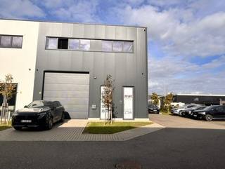 Deze bedrijfshal van 207 m² + 105 m² is gelegen in de Bremakkerstraat 25A in Bilzen, gelegen in het industrieterrein De Spelver in Bilzen.<br /><br />De industriehal beschikt over een hoge poort van 400 x 420. Op de eerste verdieping is er een ingericht kantoorruimte met veel lichtinval beschikbaar. Deze bestaat uit een kantoorruimte met plaats voor een 8 à 10 tal medewerkers, voorzien van een lange bureau en een wandkast. Verder hebben wij een aparte kantoorruimte met glazen wand met bureau en kasten. Tevens is er een keuken met tafel en stoelen voorzien. Verder is er een toiletruimte met douche en een technische berging. De verwarming is een lucht/water warmtepomp voor de vloerverwarming en er is een airco lucht/lucht voorzien voor de koeling. Tevens zijn er zonnepanelen voorzien. Hierdoor is er een A+ energielabel. Huurprijs is excl. BTW.<br /><br />Wens je dit bedrijfspand te bezichtigen? Neem dan contact op met Valère Vangeel via 0472 323 424 of mail naar valere@vestio.com .