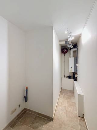 <p><strong>Plan je afspraak via www.living-stone.Be</strong></p><p>Dit appartement, gelegen op de eerste verdieping van een klein gebouw (zonder lift), omvat een inkomhal met toilet, een ruime en lichtrijke woonkamer met toegang tot het grote terras (20m²) en een volledig geïnstalleerde keuken.<br />Via de nachthal kom je terecht in de 2 slaapkamers (7,7m² en 14m²), de badkamer met inloopdouche en de berging met aansluiting voor de wasmachine.<br />Vlot bereikbaar en toch rustig gelegen, met winkels, scholen en openbaar vervoer op wandel- of fietsafstand.</p><p><strong>Onmiddelijk beschikbaar</strong>. EPC 156 kWh/m² (klasse B)</p>