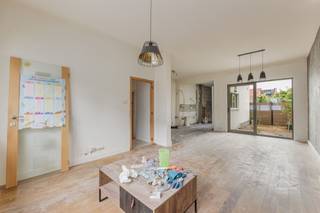 <h3><span>Te renoveren woning met tal van mogelijkheden op een uitstekende locatie te Wilrijk</span></h3><p><span>Bent u op zoek naar een woning die u volledig naar uw eigen smaak en wensen kan afwerken? Dan is deze woning in de Galliardstraat 6 te Wilrijk beslist een bezoek waard.</span></p><p><span>Deze woning biedt een uitstekende basis voor wie op zoek is naar een renovatieproject zonder zware structurele werken. Zo werden het dak en de achtergevel reeds geïsoleerd, waardoor een belangrijk deel van de renovatiewerken al achter de rug is. <br />De woning beschikt over een solide structuur, zodat u zich voornamelijk kan focussen op de verdere afwerking en inrichting.</span></p><p><span>Dankzij de gunstige ligging bevindt u zich op korte afstand van winkels, scholen, openbaar vervoer en belangrijke invalswegen. <br />Hierdoor geniet u van een vlotte bereikbaarheid gecombineerd met alle dagelijkse voorzieningen binnen handbereik.</span></p><p><span> </span></p><p><span>Troeven van deze woning:</span></p><ul><li><span>Gelegen op een centrale locatie te Wilrijk</span></li><li><span>Dak reeds geïsoleerd</span></li><li><span>Achtergevel reeds geïsoleerd</span></li><li><span>Geen zware constructiewerken meer noodzakelijk</span></li><li><span>Volledig af te werken naar eigen smaak en budget</span></li><li><span>Ideaal voor handige doe-het-zelvers, investeerders of starters</span></li></ul><p><span> </span></p><p><span>Bent u op zoek naar een woning waarin u uw eigen woonideeën kan realiseren zonder eerst grote structurele werken te moeten uitvoeren? </span></p><p><span>Contacteer ons dan vandaag nog voor meer informatie of een bezoek ter plaatse.</span></p><p><span> </span></p><p><span> </span></p><p><span>Gratis schatting van uw eigendom? Aarzel zeker niet ons te contacteren.</span></p><p><span>7/7 bereikbaar</span></p>