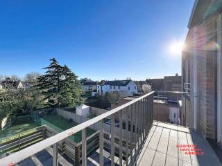 Zeer mooi gelegen appartement met open zicht op de Damse Vaart met indeling als volgt : Allereerst is er de inkom met vestiaire. De living is mooi rechthoekig ingedeeld en biedt een fantastisch zicht op het water. Deze is afgewerkt met een mooie laminaat vloer en is voorzien van de nodige verwarmingselementen. 
Er bevindt zich aansluitend één slaapkamer aan de voorzijde met daarnaast een instapklare badkamer met douche, lavabomeubel en wc. Via de hal begeeft u zich tot de keuken.
Deze werd eveneens volledig vernieuwd en voorzien van kookplaat, dampkap, vaatwas en ingebouwde koelkast. Alle kasten zijn in prima staat van onderhoud en de naastliggende berging is praktisch uitgerust met ingebouwde kasten. Er is tevens plaats voorzien voor een wasmachine. Naast de keuken is er nog één slaapkamer met zicht op de tuin. 
Als extra hoort er een terras bij het appartement van 3,3 m2. Dit appartement is momenteel verhuurd voor vaste bewoning.
Het appartement wordt verkocht na opmaak van de basisakte maar kan reeds gereserveerd worden.
Er bestaat de mogelijkheid tot aankoop van een garagebox.<br />Troeven ;<br />* EPC D- Label - geen renovatieplicht
* Geen lift - weinig onderhoudskosten 
* Zongericht terras
* Elektriciteit conform
* Zicht op de Damse Vaart
* Schrijnwerk PVC <br />Voor info bel : 050/333976 - 0476/270379 ( buiten kantooruren )