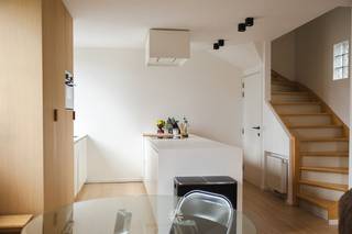 <p><span>GENT - Krijgsgasthuisstraat 2B: Ben je op zoek naar een </span><span>ruim duplex appartement te huur in Gent?</span><span> Dan is dit pand mogelijk iets voor jou.</span></p><p><span> </span></p><p><span>De voornaamste troeven:</span></p><ul><li><span>Kwalitatief gerenoveerd</span></li><li><span>Lichtrijke leefruimtes</span></li><li><span>Uitstekende locatie: nabij supermarkten, winkels, restaurants, etc.</span></li><li><span>Vlakbij belangrijke uit- en invalswegen</span></li></ul><p><span> </span></p><p><span>Indeling:</span></p><p><span>Het duplex appartement is gelegen op de eerste verdieping zonder lift.</span></p><p><span>Lichtrijke leefruimte met terras, volledig ingerichte open keuken. Op de verdieping bevindt zich de hal met ingebouwde kast, twee slaapkamers, apart toilet en de badkamer uitgerust met douche, lavabomeubel en aansluiting wasmachine.</span></p><p><span> </span></p><p><span>Ruime kelderberging aanwezig!</span></p><p><span> </span></p><p><span>Belangrijke informatie:</span></p><p><span>Beschikbaar vanaf: 01/11/2026. Domicilie verplicht.</span></p><p><span>Huurprijs: € 1.250 euro/maand + € 10 euro/maand algemene kosten. EGW (elektriciteit, gas en water) afzonderlijk af te rekenen. </span></p><p><span> </span></p><p><span>Interesse in dit knap appartement? Vraag dan snel jouw bezoek aan via onze website www.axellenaerts.be!</span></p><p><span> </span></p>