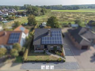 <strong>VRIJSTAANDE WONING OP EEN PERCEEL VAN 9A21CA TE OPOETEREN.</strong><br /><br /><strong>TROEVEN</strong><br />- Rustig en groen gelegen nabij bosrijke omgeving.<br />- Ruime vrijstaande woning van ca. 182m².<br />- Maar liefst 5 slaapkamers, ideaal voor gezinnen.<br />- Volledig onderkelderd met inpandige garage en extra bergruimte.<br />- Zonnepanelen en airco's voor extra comfort.<br />- Rolluiken aanwezig.<br />- Verzorgde tuin met prachtig zicht op de achterliggende weilanden.<br />- Carport, tuinhuis en serre aanwezig.<br /><br /><strong>KELDERVERDIEPING </strong><br />- Volledig onderkelderd ingedeeld in verschillende ruimtes waaronder inpandige garage, cv ruimte, wasplaats en berging, tegelvloer.<br /><br /><strong>GELIJKVLOERS</strong><br />- Inkomhal (2,18m x 3,00m = 6,54 m²) steentapijt.<br />- Woonkamer (5,14m x 5,62m + 4,00m x 2,64m = 39,35 m²) airco, houthaard, steentapijt.<br />- Keuken (4,00m x 4,50m = 18,00 m²) ingericht met onder- en bovenkasten, lades, koelkast, vaatwasser, keramische kookplaat, dampkap, dubbele spoelbak, steentapijt.<br />- Toilet (1,00m x 1,40m = 1,40 m²) zittoilet en lavabo, tegelvloer.<br />- Badkamer (3,36m x 2,18m = 7,32 m²) ingericht met enkele lavabo, onderkasten, kolomkasten, spiegelkast, ligbad en douche, tegelvloer.<br />- Slaapkamer 1 (3,00m x 4,50m = 13,50 m²) parketvloer.<br />- Slaapkamer 2 (4,12m x 4,18m = 17,22 m²) airco, parketvloer.<br />- Slaapkamer 3 (3,00m x 3,00m = 9,00 m²) parketvloer.<br />- Hal (4,40m x 1,00m + 3,32m x 1,00m = 7,72 m²) steentapijt.<br />- Sas (1,82m x 1,00m = 1,82 m²) steentapijt.<br />- Veranda (2,12m x 3,64m + 2,93m x 3,61m = 18,58 m²) tegelvloer.<br /><br /><strong>VERDIEPING +01</strong><br />- Overloop (3,21m x 4,31m = 13,84 m²) linoleum.<br />- Slaapkamer 4 (8,41m x 3,95m = 33,22 m²) linoleum.<br />- Slaapkamer 5 (8,41m x 3,02m + 2,30m x 2,07m = 30,14 m²) linoleum.<br />- Zolderruimte 1 (3,21m x 2,32m = 7,45 m²) tapijtvloer.<br /><br /><strong>EXTERIEUR</strong><br />- Beklinkerde oprit.<br />- Mooi onderhouden tuin met zicht op achterliggend weiland.<br />- Carport.<br />- Tuinhuis.<br />- Serre.<br /><br /><strong>EXTRA INFORMATIE</strong><br />Dit pand kan onderhevig zijn aan de renovatieverplichting die door de Vlaamse overheid wordt opgelegd voor residentiële gebouwen. Alle informatie kunt u terugvinden via https://www.vlaanderen.be/een-woning-kopen/renovatieverplichting-voor-residentiele-gebouwen-vanaf-2023.<br /><br />Bekijkt u deze advertentie via een aanverwante vastgoedsite, surf dan zeker naar onze website www.N78vastgoed.be voor een uitgebreide beschrijving en foto's. Meer info: +32 (0)89 86 18 88 of info@N78vastgoed.be.
