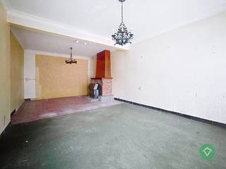 Deze woning is gelegen in het centrum van Koekelare op een grondoppervlakte van 174 m² en bestaat uit: inkomhal - living - keuken - kelder - berging...