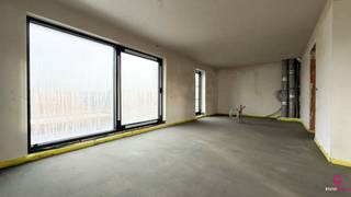 <p>Elke zondag welkom op ons kantoor van 10u-12u voor meer info over de nieuwbouwprojecten!<br /><br />Appartement 1.1 is het linker-duplex-appartement en heeft op het gelijkvloers ( inpandige garage) + 1ste en 2de verdiep een bewoonbare oppervlakte van 136m² + 26 m² ( garage+ trap).<br />Ook dit appartement heeft een privatieve inkom : via de voordeur bereikt men de trappenhal met rechts de inpandige garage om zo naar het woongedeelte te gaan.<br /><br />Het appartement heeft een ruim terras (17m²) waar men geniet van de namiddag en avondzon; heerlijk… <br />Op de eerste verdieping heeft men een ruime berging, gastentoilet en vervolgens een zeer aangename leefruimte met open keuken. Van hieruit loopt men ’s avonds in alle stilte het terras op om te genieten van de voorbije dag.<br />Op de 2de verdieping bevinden er zich 2 slaapkamers en de badkamer.<br /><br />De koper heeft op dit moment nog de volledige eigen keuze naar afwerking (zie lastenboek)!<br /><br />Project “Garenstraat” is een prachtig ontworpen project waar lay-out en leef-comfort hand in hand gaan.<br /><br />Het Project bestaat uit 4 appartement : 2 gelijkvloerse en 2 duplexen.<br /><br />Project Garenstraat is een hoogwaardig afgewerkt en energiezuinig project waar men de nadruk legt op comfort en afweking! Hier wonen betekent anders wonen; een kleinschalige blok waar iedereen geniet van een eigen privatieve inkom en prachtige buitenruimtes! <br /><br />Het Project is gelegen in een rustige straat met enkel bestemmingsverkeer en waar men anderzijds toch vlakbij het centrum van Heusden woont.<br /><br />Deze unieke woonappartementen worden volledig afgewerkt volgens smaak van de klant en zijn beschikbaar tegen februari 2026!<br /><br />Elk van de appartementen heeft voldoende parkeergelegenheid : de gelijkvloerse met een carport en extra parking; de duplexen met een inpandige garage en extra parking.<br /><br />De warme architectuur en het voorzien van de laatste nieuwe technische voorzieningen geven zowel vanbuiten als binnenshuis warmte aan deze gezellige residentie!<br /><br />Pluspunten<br />* zalige ligging = rust en toch overal dichtbij<br />* elk appartement heeft een eigen inkom<br />* voldoende parkeergelegenheid : carport of inpandige garage<br />* quasi energie-neutraal!<br />* verwarming met warmtepomp en koeling!<br />* eigen zonnepanelen<br />* eigen energiebochten<br />* ventilatiesysteem D<br />* aluminium ramen<br />* hoogwaardige afwerking<br />* gelijkvloers : terras + tuin + tuinberging<br />* privacy<br />* vlakbij natuur en bossen<br />* vlakbij de winkelstraat van Heusden-Centrum<br />* goede verbinding naar de autosnelweg<br />* oplevering februari 2026!<br />* zien = kopen!<br /><br />Maatregelen opgenomen in het Maatregelenregister: nee<br /><br />Voor een afspraak of meer info, bel ons op 078/78.78.70, of kom gewoon binnen op ons kantoor. Steeds welkom!</p>