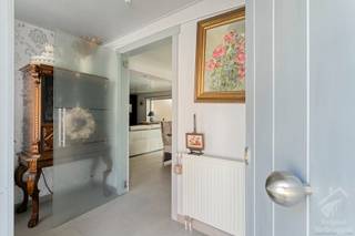 <p>Deze charmante en praktische woning, gelegen aan de Ouden Dendermondse Steenweg in Aalst, biedt een bijzondere combinatie van historische charme en moderne leefruimte. Gebouwd in 1850 en in 2001 gerenoveerd, straalt het huis een warme sfeer uit waar je je meteen thuis zult voelen.<br /><br />Met een bewoonbare oppervlakte van 177 m² en een perceel van 360 m² is er voldoende ruimte om zowel te ontspannen als te genieten van het gezinsleven. De indeling omvat op het gelijkvloers een inkomhal, woonkamer, eetkamer, keuken, berging/wasruimte, een eerste badkamer en een garage. Het aangelegd ruim en zonnig terras zorgt er voor dat je heel het jaar door in volle privacy kan genieten van je woning en de gezellige binnentuin. Via de garage kan je ook doorrijden op het terras en het achtergelegen atelier bereiken. Dit atelier bevat twee verdiepingen (in totaal 80m² nuttige oppervlakte) en is voorzien van afvoer, water en elektriciteit. Ideaal als werkplaats, mancave, hobbyruimte,...<br /><br />In de hoofdwoning zijn er twee ruime slaapkamers, een tweede badkamer met bad, douche, toilet en wastafel en een bureau, waardoor deze woning ideaal is voor zowel starters als gezinnen.<br /> </p>
<ul>
<li>elektriciteit conform</li>
<li>gunstig epc</li>
<li>asbestveilig</li>
<li>zonnepanelen</li>
<li>parkeerruimte en potentieel</li>
</ul>
<p><br />Neem contact met ons op voor meer informatie of om een bezichtiging in te plannen; wij helpen je graag verder om deze unieke woning te ontdekken.<br /><br />De opgegeven prijs is een richtprijs. Alle biedingen worden overgemaakt aan de eigenaars die er vrij over beslissen.</p>