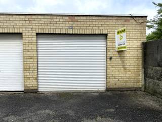Garage te huur in Roeselare. Gelegen achter een appartementsgebouw residentie Carmen. De garage is onmiddellijk vrij en voorzien van een automatisch rolluik. Verder beschikt de garagebox over een contactdoos en verlichting. De garage kan U bedienen via een codeklavier en een afstandsbediening.<br /><br />Voor meer informatie of een bezoek bel naar: 0470/88.43.41<br /><br />PLUSPUNTEN:<br />* LIGGING - VEILIG<br />* AUTOMATISCH ROLLUIK<br />* CENTRUM