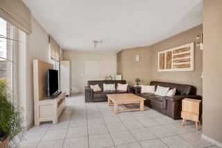 Op een uitstekende locatie in Wilsele bevindt zich deze ruime halfopen bebouwing met een bewoonbare oppervlakte van maar liefst 194 m². Tal van voorzieningen liggen op wandelafstand, Leuven is vlot bereikbaar met de fiets en de aansluiting met de autosnelweg bevindt zich op slechts enkele minuten rijden.<br /><br />De gelijkvloerse verdieping omvat een inkomhal met afzonderlijk toilet, een ruime leefruimte met open keuken, een praktische berging en een inpandige garage. Op de eerste verdieping bevinden zich drie slaapkamers, een badkamer en een tweede afzonderlijk toilet. De volledig afgewerkte zolderverdieping biedt nog bijzonder veel ruimte en kan worden ingericht als één royale vierde slaapkamer of worden opgedeeld in twee bijkomende slaapkamers. Hierdoor beschikt de woning over de mogelijkheid om vier of zelfs vijf volwaardige slaapkamers te creëren. Buiten geniet u van een gezellige, volledig omheinde tuin met aangelegd terras: een aangename plek om in alle rust te ontspannen.<br /><br />Deze woning uit 1998 biedt dankzij haar royale oppervlakte, praktische indeling en gunstige ligging bijzonder veel mogelijkheden. Mits enkele opfrissingen is ze helemaal klaar voor de toekomst.<br /><br />Interesse? Neem contact op met Thomas via +32 499 22 99 24 of thomas@sophimo.be.