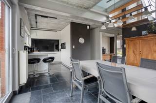 [[ DIT PAND NEEMT DEEL AAN DE ERA OPEN HUIZEN DAG OP 14/3 VAN 13:00 TOT 14:00 ]]
<p>Te koop: ruime open bebouwing in Heppen (Leopoldsburg), gelegen in een rustige woonkern met landelijke charme.</p>

<p>Deze goed onderhouden woning biedt een comfortabele indeling met drie slaapkamers en een EPC-label B, wat zorgt voor een energiezuinige leefomgeving. De woning is voorzien van zonnepanelen, een warmtepomp en vloerverwarming (gelijkvloers).</p>

<p>De ligging is ideaal: op wandelafstand (ca. 100m) van een uitgestrekt bosgebied, nabij scholen en openbaar vervoer. Dankzij de praktische ruimtes en de aanwezigheid van een garage is dit huis perfect voor gezinnen die op zoek zijn naar rust en bereikbaarheid.</p>

<p> </p>

<p>Belangrijkste ruimtes:</p>

<p>• Inkomhal met toegang tot de leefruimtes</p>

<p>• Lichte living met plaats voor een gezellige zithoek</p>

<p>• Eetkamer aansluitend op de keuken</p>

<p>• Functionele keuken met voldoende werk- en opbergruimte</p>

<p>• Bureel, ideaal voor thuiswerk</p>

<p>• Achterhal met toegang tot tuin en garage</p>

<p>• Drie slaapkamers</p>

<p>• Badkamer met inloopdouche en ruime dressing</p>

<p>• Berging voor extra opslag</p>

<p>• Garage met directe toegang tot de woning</p>

<p>• Zolder voor extra bergruimte</p>

<p> </p>

<p>Troeven:</p>

<p>• Rustige ligging in landelijke, bosrijk gebied</p>

<p>• Energiezuinig EPC-label B (zonnepanelen, warmtepomp)</p>

<p>• Nabij scholen en openbaar vervoer</p>

<p> </p>

<p>Neem vandaag nog contact op met je ERA-makelaar Hilde voor een bezoek 013 31 14 00 of depiramide@era.be</p>

<p>JOUW DROOMHUIS. ZO GEVONDEN!</p>