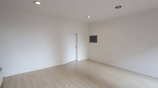 Deze centraal gelegen commerciële ruimte kunnen we terugvinden in het centrum van Izegem.Aan straatzijde kunnen we de inkom terugvinden met een...