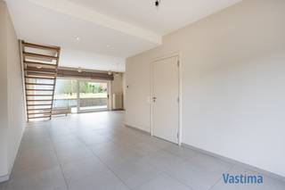 Deze woning biedt je het beste van twee werelden: alle comfort en ruimte die je nodig hebt, gecombineerd met een uiterst gunstige ligging in de stadsrand. Op wandelafstand liggen winkels, scholen, openbaar vervoer, natuurgebied Honegem en het bruisende stadsleven, terwijl je ook vlot aansluiting vindt op de belangrijkste invalswegen / E40.<br /><br />Bij het binnenkomen word je meteen verwelkomd door een lichtrijke leefruimte die baadt in het natuurlijke licht met directe toegang tot het zonneterras. De grote ramen bieden een mooi zicht op de tuin en creëren een open, uitnodigende sfeer. Aansluitend vind je de keuken, praktisch ingedeeld en met directe toegang tot het 2<sup>de</sup> terras. De aparte wasplaats en de inpandige garage maken het dagelijkse leven een stuk handiger en comfortabeler.<br /><br />De eerste verdieping telt maar liefst vier royale slaapkamers. Eén van de slaapkamers beschikt over een eigen dressinggedeelte, ideaal voor wie houdt van orde en overzicht.<br /><br />Het hele verdiep is voorzien van duurzame parketvloeren. De badkamer is vlot bereikbaar vanuit alle kamers, voorzien van douche en bad, en biedt het nodige comfort.<br /><br />Op zolder, bereikbaar met vaste trap, wacht een indrukwekkende ruimte van +/- 70 m² op jouw creatieve invulling. Of je nu droomt van extra slaapkamers, een hobbyruimte, een thuiskantoor of zelfs een ontspanningsruimte, hier kan je alle kanten op. Daarnaast beschikt de woning over een kelder, die extra opbergmogelijkheden biedt voor provisie, seizoensspullen of andere benodigdheden.<br /><br />De zuidgerichte tuin met zijn terrassen vormt het perfecte verlengstuk van de leefruimte: een plek waar je in alle rust kan ontspannen, genieten van de zon en gezellige momenten kan delen met familie of vrienden.<br /><br />Grondoppervlakte 894 m² / Gebouwd in 1964 – onderging renovaties in 2003 / Natuurleien / EPC label C – geen renovatieplicht / Solide betonstructuur / Dubbel glas / CV Aardgas / Regenwaterput / … Steeds goed onderhouden.<br /><br />Deze woning is een unieke opportuniteit. De combinatie van ruimte, ligging en potentieel maakt dit een aanbod dat je niet mag missen.<br /><br />Plan vandaag nog je bezoek en ontdek zelf waarom deze eigendom in Aalst jouw nieuwe thuis kan worden.