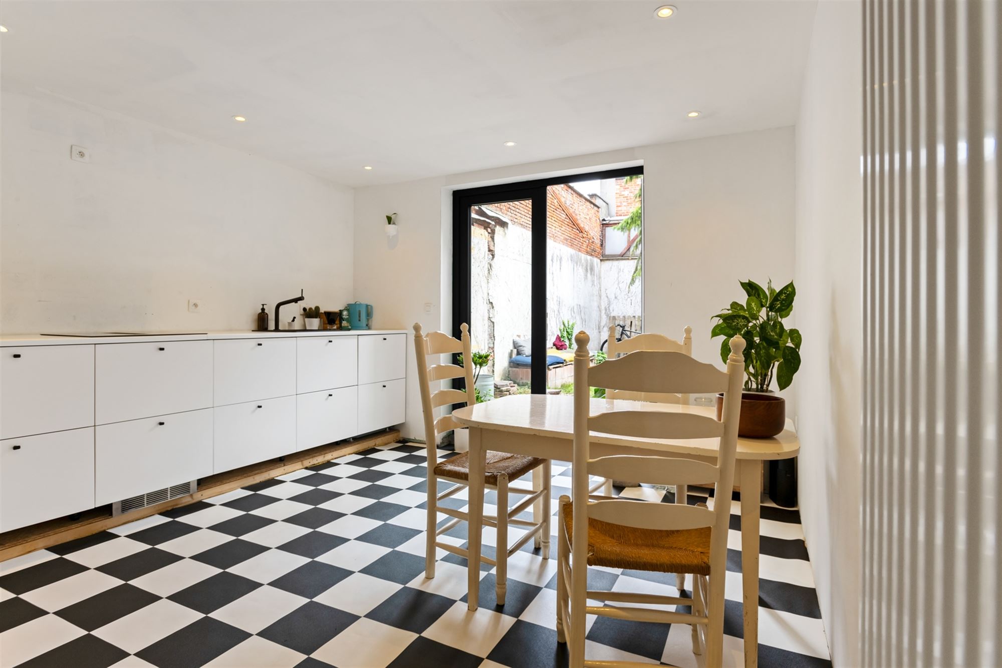 Huis met 5 slaapkamers en tuin, verder af te werken naar eigen smaak. - foto 5