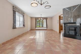 +++ Eenestraat 4, Iddergem +++<br /><br />Deze gezellige 3-gevelwoning is ideaal gelegen op wandelafstand van de dorpskern van Iddergem, met scholen, winkels en openbaar vervoer binnen handbereik. Bovendien geniet u van een vlotte verbinding naar belangrijke invalswegen. Bij het betreden van de woning komt u in de inkomhal met gastentoilet. De <strong>ruime en lichtrijke leefruimte</strong> bestaat uit een gezellige zithoek en een eetkamer. Aansluitend vindt u een <strong>aparte, volledig geïnstalleerde keuken </strong>met directe toegang tot het <strong>terras </strong>en de <strong>tuin</strong>. De tuin beschikt tevens over een handige <strong>tuinberging</strong>. Op het gelijkvloers bevindt zich eveneens <strong>de eerste slaapkamer en de badkamer </strong>uitgerust met een ligbad en een tweede toilet. Verder is er nog een praktische berging met douche. Op de eerste verdieping bevindt zich de <strong>tweede ruime slaapkamer</strong>. <strong>De zolderverdieping biedt de mogelijkheid om ingericht te worden als derde slaapkamer of polyvalente ruimte</strong>. De woning beschikt eveneens over een <strong>aparte garage</strong> met afgesloten oprit, wat zorgt voor extra comfort en parkeergelegenheid. Interesse? Voor meer inlichtingen of een bezoek, contacteer ons via info@immoteam.be of 0478/05 90 69.