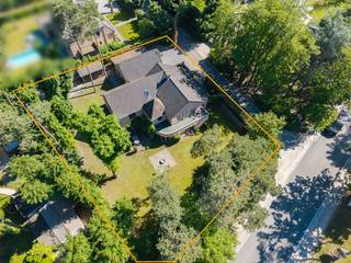 Op een uitstekende locatie in Keerbergen bevindt zich deze authentieke, energiezuinige villa met 4 slaapkamers, dubbele garage en aangelegde tuin op een perceel van 1503 m². U geniet hier van een groene omgeving, toch met een uitstekende bereikbaarheid richting diverse invalswegen en vlakbij het centrum van Keerbergen en Tremelo met winkels, eet-en drankgelegenheden, scholen en het openbaar vervoer op wandel- en fietsafstand. <br /><br />Benieuwd naar deze woning? Klik hier voor een eerste kennismaking met deze charmante villa. <br /><br />We betreden de woonst via de inkomhal met apart gastentoilet. De open leefruimte, die u kan inrichten met een gezellige zithoek en een aparte eetplaats, geniet van een fantastische lichtinval door de vele raampartijen. Van hieruit heeft u rechtstreeks toegang tot het terras en kan u genieten van een prachtig zicht over de volledig aangelegde en omheinde tuin. De open keuken is mooi geïntegreerd in het geheel en is voorzien van de meest kwalitatieve toestellen. Verder bevindt zich op dit verdiep nog een bureauruimte, een handige berging en de wasplaats.  De nachthal op de eerste verdieping geeft toegang tot drie slaapkamers met elk een aparte dressing waarvan één met ensuite badkamer, uitgerust met  dubbele lavabo, ligbad, inloopdouche en toilet. De twee andere slaapkamers delen een badkamer met dubbele lavabo, toilet en inloopdouche. Op de tweede verdieping bevindt zich nog een ruime vierde slaapkamer met dressing. <br /><br />In de sfeervolle tuin met meerdere terrassen kan u genieten van het mooie weer. Verder beschikt u over voldoende parkeermogelijkheden en is er nog een ruime dubbele garage met elektrische poorten aanwezig die plaats biedt aan 2 wagens en overigens ook veel extra opbergruimte voorziet.<br />De elektrische installatie is conform. <br /><br />Dit is een uitstekende opportuniteit als u op zoek bent naar een ruime villa met 4 slaapkamers en een fantastische tuin op een uitstekende locatie in Keerbergen. Contacteer ons voor meer informatie op 0479 13 63 69 of via info@boonstravastgoed.be<br /><br />Bijzonderheden:<br />- 4 slaapkamers<br />- Lichtrijke woning<br />- Perceel van 1503 m²<br /> 