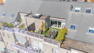 <div><div><div><p><span>In de Mercatorstraat in Sint-Niklaas bevindt zich dit ruime duplex - penthouse appartement met een bewoonbare oppervlakte van 170 m² en een zonnig terras van 27 m². De doordachte indeling, de aangename lichtinval en de veelzijdige bovenverdieping zorgen voor een bijzonder comfortabele woonomgeving.</span></p><p><span>De penthouse is gelegen op de vierde verdieping. Bij het binnenkomen wordt u verwelkomd in de ruime leefruimte met airconditioning. De open indeling versterkt het gevoel van ruimte en zorgt voor een natuurlijke verbinding tussen de woon- en eetkamer en de recente, volledig uitgeruste keuken van Dovy.</span></p><p><span>Een groot schuifraam laat veel natuurlijk licht binnen en geeft toegang tot het terras van 27 m². Deze aangename buitenruimte vormt een mooi verlengstuk van de leefruimte en biedt voldoende plaats om te ontspannen of gezellig buiten te tafelen. De afzonderlijke terrasberging zorgt bovendien voor extra praktisch opberggemak.</span></p><p><span>De nachthal leidt naar een volwaardige slaapkamer, een bureauruimte, een apart toilet en een afzonderlijke badkamer met douchecabine. De ruime masterbedroom is voorzien van ingebouwde kasten en beschikt over een ensuite badkamer met ligbad. Deze combinatie biedt extra privacy en dagelijks comfort.</span></p><p><span>Via de bureauruimte bereikt u de bovenverdieping. Hier bevindt zich een lichtrijke zolderkamer van 26 m² uitgerust met meerdere Veluxramen. Deze ruimte kan naar eigen behoefte worden ingericht als extra slaapkamer, hobbyruimte of polyvalente kamer. De tweede zolderkamer van 23 m² biedt bijzonder veel opslagruimte en vormt een waardevolle aanvulling op het appartement.</span></p><p><span>Dankzij de ruime indeling, de twee badkamers, het grote terras en de flexibel in te richten bovenverdieping leent dit appartement zich uitstekend voor uiteenlopende woonbehoeften. De recente keuken, de airconditioning en de ingebouwde kasten verhogen het wooncomfort, terwijl de verschillende bergruimtes ervoor zorgen dat het appartement praktisch en overzichtelijk blijft.</span></p><p><span>Twee autostaanplaatsen in de kelder vervolledigen het geheel. Deze zijn aan te kopen aan 35.000 euro voor beiden.</span></p><p><span>Heeft u interesse in dit ruime en veelzijdige duplexappartement? Neem dan contact op via </span><span>emanuel.durinck@immo-zone.be</span><span> of 0486/03.00.10.</span></p></div></div></div>