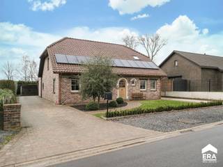 [[ DIT PAND NEEMT DEEL AAN DE ERA OPEN HUIZEN DAG OP 13/6 VAN 11:00 TOT 12:00 ]]
<p><strong>Instapklare, volledig gerenoveerde villa met 4 slaapkamers en 2 badkamers in het groene Hechtel</strong></p>

<p>Deze woning uit 1992 onderging vanaf 2020 een grondige renovatie met hoogwaardige materialen en werd in 2021 volledig afgewerkt. In 2026 werd bovendien een tweede badkamer gerealiseerd, wat het wooncomfort nog verder verhoogt. Dankzij het gunstige EPC-label B, zonnepanelen en een conforme elektrische installatie woont u hier bovendien energiezuinig en zorgeloos.</p>

<p><u>Troeven</u>:</p>

<ul><li>Volledige renovatie vanaf 2020 met hoogwaardige materialen.</li><li>Energiezuinig dankzij EPC-label B, zonnepanelen en conforme elektrische installatie.</li><li>​​​4 slaapkamers (met de mogelijkheid tot het realiseren van 5 slaapkamers)</li><li>2 badkamers</li><li>Gelijkvloers bewoonbaar</li><li>Rustige ligging in een groene omgeving</li></ul>
Extra troeven zoals een wasplaats, berging, een volledige kruipkelder en twee toegankelijke zolders zorgen voor bijzonder veel opslagruimte en gebruiksgemak.<br /> 
<p>Neem vandaag nog contact op met uw ERA-makelaar voor een bezoek.</p>

<p>JOUW DROOMHUIS. ZO GEVONDEN!</p>