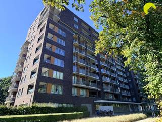 <p><span>Dit ruim en energiezuinig 3-slaapkamer appartement vinden we in een rustige omgeving nabij openbaar vervoer en dicht tegen Antwerpen.</span></p><p><span>Het appartement ligt op de 5</span><span><sup>e</sup></span><span> verdieping van een recent en goed onderhouden gebouw.</span></p><p><span> </span></p><p><span>Indeling:</span></p><p><span>We nemen de lift naar de 5</span><span><sup>e</sup></span><span> verdieping en komen binnen langs de inkomhal, hier is er een apart toilet voorzien met handenwasser alsook een handige bergruimte.<br />De hal is voldoende groot om nog een opbergkast te plaatsen voor de schoenen.</span></p><p><span>De leefruimte bevat zeer veel licht door het grote schuifraam dat uitgeeft op het eerste terras met zuidwest oriëntatie, het schuifraam is voorzien van een elektrisch rolgordijn.</span></p><p><span>De open keuken is volledig ingebouwd en zal voorzien worden van een nieuwe koelkast met vriesvak, voor de rest is de keuken uitgerust met een oven, microgolf, vaatwasser, kookplaat met dampkap en een spoelbak.</span></p><p><span> </span></p><p><span>In de nachthal vinden we de eerste badkamer terug, deze is voorzien van een ligbad, wastafel en toilet.</span></p><p><span>Aan de achterzijde van het gebouw vinden we de 3 slaapkamers terug, alle slaapkamers hebben toegang tot het achterste terras. De grote slaapkamer is voorzien van een ingemaakte dressinghoek.</span></p><p><span> </span></p><p><span>Aan het einde van de nachthal vinden we de douchekamer terug met wastafel. Verder is er nog een 2</span><span><sup>e</sup></span><span> berging voorzien met aansluiting voor wasmachine en droogkast.</span></p><p><span> </span></p><p><span>Ten slotte is er in de ondergrondse parkeergarage nog een aparte garagebox verplicht bij aan te huren voor €50.</span></p><p><span> </span></p><p><span>Vooraan het complex zijn er enkele stalplaatsen voorzien voor fietsen.</span></p><p><span> </span></p><p><span>Nuttige informatie:</span></p><ul><li><span>Beschikbaarheid: onmiddellijk</span></li><li><span>Gemeenschappelijke lasten: €160 (lift, syndicus, minuterie, …)</span></li><li><span>Huurwaarborg: 3 maanden</span></li><li><span>Plaatsbeschrijving €225 per partij</span></li><li><span>EPC label A</span></li></ul><p><span> </span></p><p><span> </span></p><p><span>Boek nu zelf ONLINE uw afspraak in. Surf naar het betreffende eigendom op onze website www.habicom.be en klik op de roze knop 'PLAN EEN BEZOEK'. </span></p><p><span>Kies het moment dat u het beste uitkomt, vul de gevraagde contactgegevens in en klik nadien op verzenden om te bevestigen.</span></p><p><span> </span></p><p><span> </span></p>