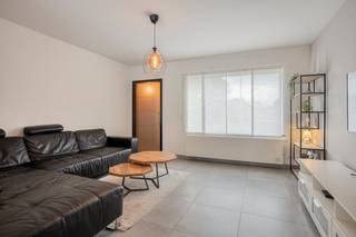 Bent u op zoek naar een ruime gezinswoning op een rustige, maar toch gunstige locatie? Dan is deze woning, gelegen aan Heiblok 9 in Genk, zeker een bezoek waard.<br /><br />De woning is gelegen op een perceel van 7a34ca en beschikt over een bewoonbare oppervlakte van 165 m². Dankzij de praktische indeling en de aanwezigheid van 4 slaapkamers is deze woning ideaal voor gezinnen, nieuw samengestelde gezinnen of wie extra ruimte wenst voor een bureau, dressing of hobbykamer.<br /><br />De ligging vormt een belangrijke troef. De woning bevindt zich in een rustige doodlopende straat, waardoor u geniet van een aangename en verkeersluwe woonomgeving. Tegelijkertijd woont u op een gunstige locatie achter de Hasseltweg, met een vlotte bereikbaarheid richting het centrum van Genk en richting Hasselt.<br /><br />Ook op energetisch vlak scoort de woning goed dankzij het EPC-label C. Hierdoor is er geen renovatieverplichting van toepassing, wat deze woning extra interessant maakt voor wie op zoek is naar een comfortabele gezinswoning met een gunstige energiescore.<br /><br />Indeling gelijkvloers:<br />- ruime inkomhal met toegang tot de lichtrijke leefruimte<br />- open leefruimte met woonkamer, eetkamer en volledig uitgeruste keuken<br />- rechtstreekse toegang tot het terras en de ruime tuin<br />- extra polyvalente ruimte, ideaal als bureau, hobbyruimte, speelkamer of extra leefruimte<br />- praktische bergruimte<br /><br />Indeling bovenverdieping:<br />- nachthal<br />- 4 ruime slaapkamers<br />- badkamer<br /><br />Bovendien beschikt de woning over 5 zonnepanelen, een airco-unit en een pelletkachel, wat bijdraagt aan het wooncomfort. Daarnaast is er in de tuin een ruim tuinhuis aanwezig, ideaal als extra opslagruimte voor tuinmateriaal, fietsen of hobbybenodigdheden.<br /><br />Bent u op zoek naar een instapklare woning met 4 slaapkamers en een ruime tuin in Genk? Contacteer ons dan gerust voor een afspraak op het nummer 011 15 34 78 of mail naar kaan.orhan@dewaele.com.<br /><br />De eigendom wordt aangeboden via de Pre-sale formule. Op 30/09/2026 tussen 15:00 en 20:00 kan u het huis op afspraak komen bezichtigen en een bod uitbrengen. De vermelde prijs is een instelprijs. Voor meer info, gelieve contact op te nemen met de dossierverantwoordelijke.<br /><br />Bestuursmaatregelen in het maatregelenregister: nee