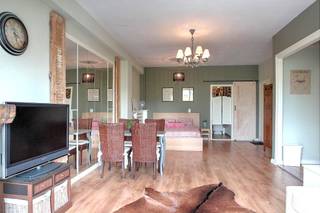 Deze fijne studio combineert een topligging met een aangename woonervaring. Dankzij de kamerhoge ramen voelt ze verrassend ruim aan. Bovendien geniet je van een mooi en open uitzicht dat bijdraagt aan het vrijheidsgevoel in de woonruimte – een zeldzame troef in het hart van de stad.<br />Wegens haar centrale locatie is deze studio je ideale uitvalsbasis. Met Vélo-fietsen, metro, trams en bussen letterlijk voor jee deur, verplaats je je moeiteloos door de hele stad. Pendelen loopt als een trein dankzij het Centraal Station dat op wandelafstand ligt.<br />In de directe omgeving vind je een rijk aanbod aan restaurants waar je kan genieten van culinaire smaken van over de hele wereld - ideaal voor wie houdt van variatie en gezelligheid.<br /><br />De studio wordt momenteel verhuurd, wat ze meteen interessant maakt als investering met onmiddellijk rendement. Tegelijkertijd is het ook de ideale plek voor starters die op zoek zijn naar een eigen plek in de stad.<br /><br />Interesse? Kom dan op het Franklin Rooseveltplaats je New Deal sluiten!<br /><br /><strong>Extra</strong><br />Aparte meter voor elektriciteit. <br />EPC: B.<br />Ramen: dubbelglas.<br />Gemeenschappelijke kosten: 174 euro/maand (incl. water, verwarming, syndicus, blokpolis, liftonderhoud, onderhoud trappenhal, enz.)<br />Foto's ter illustratie van de indeling.<br /><br />(woongebied, vergunning, geen verkavelingsvergunning, voorkooprecht, geen rechterlijke herstelmaatregel of bestuurlijke maatregel opgelegd)