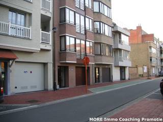 Individuele en privatieve garagebox te koop ( +/- 4.90m diep) op -3 in Knokke-Centrum, nabij de Zoutelaan, Dumortierlaan en de Lippenslaan. <strong>Stopcontact en verlichting is voorzien</strong>. Geautomatiseerde gemeenschappelijke en privatieve inrijpoort.<br /><br /><br /><br /><span><strong>Tekoopstelling onder voorwaarden; Zie www.more.be, "bijlagen" en onder voorbehoud van beschikbaarheid.</strong></span>