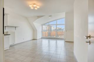 In het centrum van De Panne, vlakbij de markt vinden we dit appartement met 1 slaapkamer en 2 terrassen in de residentie Elvina-Briseïs (bj 2009). Op wandelafstand van het appartement bevinden zich winkels, horeca, openbaar vervoer en het strand. Vanuit de leefruimte is er uitzicht op de Houtsaegerduinen die tevens op wandelafstand gelegen zijn. Mogelijkheid tot het aankopen van een private staanplaats aan de achterkant van de residentie.Zoek je immo in De Panne? Lees dan zeker verder.INDELING:> Vierde verdieping:- inkomhal;- aangename leefruimte met toegang tot het terras aan de voorkant;- ingerichte keuken voorzien van keramische kookplaat, dampkap, koelkast, oven en spoelbak;- berging met aansluiting voor wasmachine;- ruime slaapkamer met toegang tot het zonnige terras aan de achterkant;- badkamer met bad en wasmeubel;- toilet;> Kelder:- Private kelderberging inbegrepen;- Gemeenschappelijke fietsenberging;TROEVEN:- verwarming op gas;- op wandelafstand van winkels, horeca, openbaar vervoer en het strand.Bent u op zoek naar een instapklaar appartement beschikbaar voor vaste bewoning, ter investering of voor tweede verblijf? Aarzel zeker niet contact op te nemen met ons kantoor Dewaele Koksijde: 058 330 600