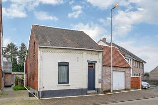 Ben je op zoek naar een gezellig huisje met 2 slaapkamers?<br />Dan is dit huis in het centrum van Beringen misschien wel iets voor jou.<br />Het huis heeft op het gelijkvloers een inkomhal, een living, een tv-hoek en hierachter de keuken, badkamer en wasplaats.<br />Boven zijn er twee slaapkamers.<br />Verder is er een garage, een leuke binnenkoer en een tuin.<br />Extra troef: de elektriciteit is conform tot 2035.<br />Interesse om het huis eens te bezichtigen? Bel me dan gerust op het nummer 0491 15 30 43 en dan help ik je graag verder.