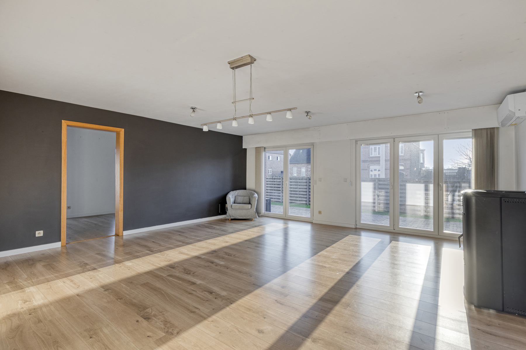 Instapklare gezinswoning met praktijkruimte en zwembad! - foto 4