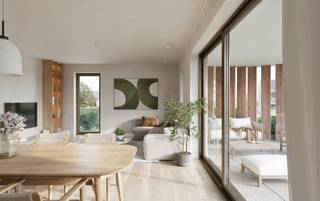 <span>Welkom in Residentie Anna!<br /><br />Pal in het centrum van Tielt-Winge vinden we de nieuwe residentie Anna. Op zondag te voet naar de bakker? Op deze locatie kan dat! Met verschillende <strong>faciliteiten op wandelafstand</strong> en een <strong>vlotte busverbinding</strong> tussen Tienen en Aarschot, biedt Anna je de ideale uitvalsbasis. Nood aan rust? Op slechts enkele minuten wandelen of fietsen sta je in het bos of tussen de velden. <br /><br />Het aspect duurzaamheid werd geïntegreerd in elke mogelijke vorm. Om enkele zaken op te sommen: <strong>vloerverwarming</strong> aangedreven door een lucht-water <strong>warmtepomp</strong>, regenwaterrecuperatie, <strong>vloerkoeling</strong>, ventilatiesysteem D met warmterecuperatie, <strong>zonnepanelen, </strong>volledig aangelegde basisinfrastructuur voor een laadpaal, ... Kortom, aan alles werd gedacht. <br /><br />Modern, tijdloos en duurzaam: dat is waar Anna voor staat. Het samenspel van de gevel uit lichte baksteen met houten elementen, en de strakke architecturale lijnen met <strong>grote raampartijen</strong>, voorzien elk appartement van een knappe eigentijdse uitstraling. <br /><br />Het gebouw bestaat uit 12 appartementen en 1 handelsruimte. Bij de appartementen is er de keuze uit 2-slaapkamers en 3-slaapkamers, telkens met <strong>zeer ruime terrassen</strong>. <br /><br />Benieuwd naar de plannen en afwerkingsmaterialen? Vraag vrijblijvend meer info via 0485 62 36 78 of via nieuwbouw@living-stone.be </span>