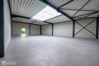 Ruim nieuwbouwmagazijn van 225m2, gelegen in de Grote Heimelinkstraat te Sint-Niklaas. De strategische ligging zorgt voor een uitstekende bereikbaarheid en een vlotte verbinding naar de E17. Het magazijn (unit 3) is momenteel in opbouw en zal naar verwachting klaar zijn vanaf 1 oktober 2026. De visualisaties die in deze advertentie werden gebruikt, geven een beeld van de toekomstige toestand van het magazijn en dienen ter illustratie. De unit beschikt over een vrije hoogte van 4,5 meter en een poort van 3,3 meter breed en 3,6 meter hoog. De unit is verder uitgerust met een toilet, regenwater, een lichtstraat voor natuurlijke lichtinval, een elektrische aansluiting van 3 x 380V en internet. De huurprijs bedraagt € 1.350 per maand, exclusief btw. Interesse in deze ruime nieuwbouwunit? Contacteer ons gerust voor meer informatie of een bezoek ter plaatse.