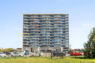 <p><span>Prachtig instapklaar appartement met adembenemend zeezicht in Bredene!</span></p><p><span>Droom je van wonen aan zee of een zorgeloze tweede verblijfplaats? Ontdek dit schitterende appartement op de 5de verdieping, gelegen op een toplocatie aan de Zandheuvel.</span></p><p><span>Bij het binnenkomen word je meteen verwelkomd in een lichtrijke en ruime woonkamer die uitgeeft op het terras, waar je elke dag kan genieten van een fantastisch zeezicht en een ideale zuidwestoriëntatie. Je hebt de zon de hele namiddag tot zonsondergang. De aparte, recent vernieuwde keuken biedt alle comfort. Verder is er een slaapkamer met zeezicht en ingemaakte kast en een ruime badkamer met groot ligbad (met regendouche) en lavabomeubel. Daarnaast is er een afzonderlijk toilet.</span></p><p><span>Vlak voor het gebouw is een privatieve autostaanplaats en er is nog een ruime privatieve berging op de eerste verdieping.</span></p><p><span>De ligging is simpelweg perfect: vlak aan het strand en met een vlotte verbinding via het openbaar vervoer.</span></p><p><span>Extra troeven die het verschil maken:</span></p><ul><li><span>Privatieve autostaanplaats inbegrepen </span></li><li><span>Energiezuinig met een goede EPC-score </span></li><li><span>Volledig instapklaar </span></li><li><span>Ideaal als investering, tweede verblijf of vaste woonst </span></li></ul><p><span>Laat je verleiden door dit unieke aanbod en ervaar elke dag het ultieme vakantiegevoel aan zee!</span></p>