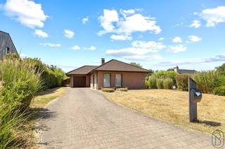 Mooi en rustig gelegen bungalow, handige oprit en leuke tuin. INDELING: inkomhal, toilet, ruime, lichtrijke woonkamer, gezellige keuken, nachthall,...