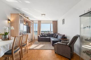 <p>Te koop: open appartement in het centrum van Dendermonde, op wandelafstand van station, winkels en openbaar vervoer.<br />Dit appartement uit 1971 biedt een comfortabele indeling en een unieke ligging met prachtig uitzicht over park, natuur en water. Dankzij de bijkomende garage geniet u van extra opslagruimte of een veilige plaats voor uw wagen. De centrale locatie maakt dat u alle voorzieningen binnen handbereik heeft, terwijl u toch rustig woont met zicht op groen.<br />Belangrijkste ruimtes:<br />• Living (21 m²) met veel lichtinval en uitzicht op het park<br />• Keuken (8 m²) met inductiekookplaat, oven, koelkast en ingemaakte kasten<br />• Twee slaapkamers (9 m² en 12 m²)<br />• Badkamer (4 m²) met ligbad en enkel spoelbak<br />• Terras (8 m²) met zicht op natuur en water<br />• Garage (16 m²)<br />• Inkomhal (7 m²)<br />• Toilet (2 m²)<br />• Bergingen (3 m² en 1 m²)<br />Troeven:<br />• Bijkomende garage aanwezig (verplicht mee aan te kopen aan 25.000 euro)<br />• Ideale locatie vlakbij centrum, station, winkels en openbaar vervoer<br />• Prachtig uitzicht over park, natuur en water<br />Neem vandaag nog contact op met uw ERA-makelaar voor een bezoek.<br />JOUW DROOMAPPARTEMENT. ZO GEVONDEN!</p>