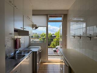 <p><strong>Welkom in dit aangename appartement op het Sporthalplein in Wilrijk. Een appartement waar ruimte, licht en karakter samenkomen – met drie slaapkamers, een heerlijk terras over de volledige lengte en een prachtige authentieke blokjesparket die doorheen het hele appartement voor extra sfeer zorgt.</strong></p><p> </p><p><strong>Binnenkomen en thuiskomen</strong><br />Via de inkomhal kom je het appartement binnen. Hier vinden we meteen een handige vestiarekast, ideaal voor jassen en schoenen. Verder beschikt het appartement over een apart toilet en een aparte berging, handig voor extra opbergruimte.</p><p> </p><p><strong>Ruimte om te leven</strong><br />De leefruimte is aangenaam en lichtrijk en wordt extra sfeervol dankzij de authentieke blokjesparket die in het volledige appartement doorloopt. Een tijdloze vloer die het appartement een warme en karaktervolle uitstraling geeft.</p><p> </p><p><strong>Koken en ontspannen</strong><br />De aparte keuken is praktisch ingericht en vormt een fijne plek om rustig te koken. Ook de badkamer is functioneel voorzien, met een ligbad en aansluiting voor de wasmachine.</p><p> </p><p><strong>Drie slaapkamers</strong><br />Het appartement beschikt over maar liefst drie volwaardige slaapkamers. Ideaal voor een gezin, als thuiskantoor of gewoon voor wie graag wat extra ruimte heeft.</p><p> </p><p><strong>Buitenleven op z'n best</strong><br />Een absolute troef is het terras dat zich over de volledige lengte van het appartement uitstrekt. Een zalige plek om buiten te zitten, te aperitieven of gewoon te genieten van wat extra ruimte en licht.</p><p> </p><p><strong>Extra comfort</strong><br />Voor het gebouw is er een ruime parking voor auto's, wat in een stedelijke omgeving een mooie extra is. In de kelder beschikt het appartement bovendien over een eigen kelderbox.</p><p> </p><p>Kortom: een ruim en karaktervol appartement met drie slaapkamers, een prachtige authentieke parketvloer en een zalig terras, op een centrale locatie in Wilrijk.</p><p> </p><p>Het appartement is beschikbaar vanaf 1 oktober. De gemeenschappelijke kosten bedragen €200 per maand, inclusief water en verwarming.</p><p> </p><p>Overtuigd? Plan een bezoek in!</p>