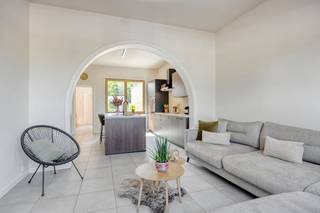 This charming town house has been thoroughly renovated and today forms a beautifully harmonious whole. Behind the characterful façade, there is approximately 190 m² of living space, with five bedrooms, four of which are currently used as a bedroom and one as an office. In addition, the house has two spacious bathrooms. <br /><br />On the ground floor, there is an entrance hall with built-in cupboards, a cozy living room with sitting area, fully equipped kitchen with island and adjoining dining area. From the living room, there is direct access to the terrace and garden through the sliding window. The ground floor also has a practical bathroom/laundry room and a separate toilet. The first floor includes an office and two bedrooms, including a spacious master bedroom with dressing room. On the second floor, there are two more bedrooms and a spacious bathroom with a walk-in shower. A clean basement offers additional practical storage space.<br /><br />The southwest oriented city garden is an absolute asset. The enclosed terrace offers a lot of privacy and is the ideal place to enjoy peace and quiet. Parking here is also very comfortable. From the rear, the house is accessible via a servitude road and the property has four private parking spaces.<br /><br />In the past, the house was divided into two bus numbers, but is currently furnished as one attractive family home. As an investment, this also offers interesting opportunities. The double meters are still present and any division can be investigated over and over again.<br /><br />The house is also technically well equipped with solar panels, PVC windows with high-efficiency glazing, natural gas central heating and a compliant electrical installation. The current EPC certificates date back to before the energy renovation.<br /><br />The central location, just outside the main ring, is an extra asset. Hasselt's city center, shops and daily amenities are easily accessible on foot or by bike, while the connection to the E313 is also excellent.<br /><br />EPC: 162 kWh/m² / UC: 2408491<br />EPC: 203 kWh/m² / UC: 2408522<br /><br />The property is offered through the Power-sale formula. On 16/09/2026 between 16:00 and 18:00, you can come visit the house by appointment and make an offer. The listed price is a starting price. For further information, please contact the property agent.<br /><br />Register of measures: no