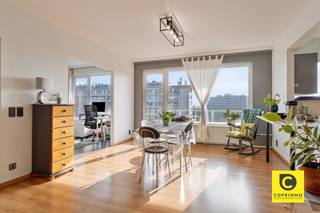 <p><span>Joli appartement de 2 chambres avec climatisation et terrasse !</span></p><p><span>Ce charmant appartement, prêt à emménager, est situé au 12e (et dernier) étage d'un immeuble bien entretenu, doté d'un ascenseur et bénéficiant d'un emplacement central à proximité des commerces, des écoles, des parcs, des transports en commun et des principaux axes routiers. Vous avez la garantie d'une vue magnifique, d'une grande luminosité, du calme et de l'intimité. Vous recherchez un appartement sans amiante, doté d'un PEB avantageux, d'une installation électrique conforme et d'un fort potentiel ? Que ce soit pour votre propre usage ou à des fins d'investissement, c'est l'occasion rêvée !</span></p><p><span> </span></p><p><span>Pièce à vivre &amp; e cuisine :</span></p><p><span>Dans le vaste espace de vie (environ 41 m²), vous profiterez, grâce aux baies vitrées récemment rénovées, d’une magnifique lumière naturelle accompagnée d’une vue phénoménale et verdoyante. La climatisation est également prévue, ce qui n’est pas un luxe superflu pendant les mois d’été de plus en plus chauds. La cuisine semi-ouverte, avec ses authentiques carreaux de mosaïque, s’intègre harmonieusement au salon. Elle est prête à l’emploi et offre de belles perspectives pour une future rénovation, comme par exemple l’ajout d’un îlot de cuisine avec un coin salon. Elle est équipée d'une plaque de cuisson vitrocéramique, d'un four, d'un réfrigérateur, d'un lave-vaisselle et d'un double lavabo. Le réfrigérateur-congélateur supplémentaire peut également rester en place si vous le souhaitez.</span></p><p><span> </span></p><p><span>Hall de nuit &amp; s chambres :</span></p><p><span>Les chambres spacieuses (environ 13 &amp; 14,5 m²) sont accessibles depuis le couloir, tout comme les deux toilettes, la buanderie séparée, la salle de bains et la salle de douche. Les deux chambres donnent accès à la terrasse, disposent de grands placards encastrés et la chambre principale a récemment été équipée de la climatisation. Non seulement un sommeil réparateur, mais aussi une vue imprenable sont garantis.</span></p><p><span> </span></p><p><span>Salles de bains, toilettes &amp; e et buanderie :</span></p><p><span>L'appartement dispose de deux salles de bains : la salle de bains principale est équipée d'une baignoire/douche et d'un meuble-lavabo, tandis que l'autre comprend une douche et un meuble-lavabo. L'appartement dispose de 2 toilettes séparées, toutes deux équipées de leur propre lavabo. La buanderie est indépendante et peut accueillir une machine à laver et un sèche-linge.</span></p><p><span> </span></p><p><span>Terrasse, cave &amp; local à vélos :</span></p><p><span>La vaste terrasse d’environ 17 m² s’étend sur toute la largeur de l’appartement et offre une magnifique vue panoramique. Vous pourrez y trouver le calme après une journée de travail bien remplie, avec ou sans un bon verre à la main. Deux caves de rangement pratiques sont incluses. Dans le parking souterrain, les vélos peuvent être rangés en toute sécurité et à l’abri de la pluie.</span></p><p><span> </span></p><p><span>Atouts supplémentaires :</span></p><p><span>- Mobiscore 9,2/10</span></p><p><span>- PEB B - 116</span></p><p><span>- Pompe à chaleur + 2 climatiseurs de type «'s »</span></p><p><span>- Double vitrage, en partie à haut rendement</span></p><p><span>- Installation électrique conforme</span></p><p><span>- Sans amiante</span></p><p><span>- Isolation du toit : 10 cm de PUR</span></p><p><span>- Panneaux solaires GD</span></p><p><span>- 2 caves</span></p><p><span>- Local à vélos commun</span></p><p><span> </span></p>