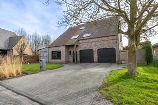 TE KOOP MET PRE-VIEW: enkel op afspraak.Deze ruime woning is ideaal gelegen in een doodlopende straat, wat zorgt voor maximale rust en veiligheid,...