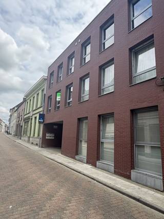 TE HUUR CENTRUM TIELT MET 2 SLAAPKAMERS EN TERRAS<br /><br />Dit recent appartement, gelegen op de eerste verdieping, combineert comfort, ruimte en een uitstekende ligging.<br /><br />Via de ruime inkomhal, voorzien van een praktische ingebouwde kast, bereikt u alle ruimtes. De lichtrijke woonkamer sluit aan op een open, volledig uitgeruste keuken die van alle hedendaagse comfort is voorzien. Aansluitend bevindt zich een handige berging.<br /><br />De badkamer is uitgerust met een ligbad met douchefunctie, een lavabo met spiegel en een aansluiting voor een wasmachine. Daarnaast is er een apart gastentoilet. Het appartement beschikt over twee slaapkamers, die beiden directe toegang bieden tot het aangename terras. Een extra troef is het uitstekende EPC, wat zorgt voor energiezuinig wonen en een lagere energiefactuur.<br /><br />Dankzij de centrale ligging bevinden scholen, supermarkten, openbaar vervoer en tal van andere voorzieningen zich op wandelafstand.<br /><br />De kosten van de syndicus bedragen 80,-EUR per maand. <br /><br />Leg snel een vrijblijvend plaatsbezoek vast, en vind de klik met jouw nieuwe thuis: T: 051 47 48 47 Mail: Tielt@immofrancois.be<br /><br />