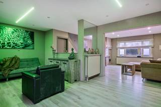Bent u op zoek naar een ruime woning met karakter, een rustige ligging en tal van mogelijkheden? Deze charmante woning zal u meteen weten...