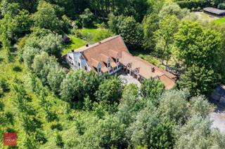 Bestaande uit 4 vergaderruimten van ca. 120m², keukens, bergingen, kelder, dubbele garage, bos, tuin en parking. Appartement met living, keuken,...