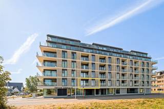 <h2><span>Luxueus (quasi nieuw) appartement vlakbij het strand! </span></h2><p><span>Ontdek dit recent (2024) en subliem afgewerkte appartement op </span><span>toplocatie</span><span>, op slechts enkele stappen van het strand. Een parel van </span><span>toparchitectuur</span><span>, hoogwaardige materialen en een fenomenale afwerking. </span></p><h3><span>Waarom dit appartement een topper is </span></h3><ul><li><span>Nieuwbouw (2024): energiezuinig en instapklaar</span></li><li><span> Luxe keuken met eiland uitgerust met hoogwaardige materialen</span></li><li><span> Schitterend afgewerkte leefruimte in hedendaagse stijl (parketvloer)</span></li><li><span> 2 slaapkamers</span></li><li><span> Stijlvolle badkamer met inloopdouche</span></li><li><span> Groot terras met heerlijke avondzon</span></li><li><span> Bewoonbare opp.: ca. 96 m²</span></li><li><span> Terras: ca. 6 m²</span></li></ul><h3><span>Extra troeven </span></h3><ul><li><span> Conforme technieken en perfecte staat</span></li><li><span> Absolute topligging vlak bij winkels, horeca, duinen en openbaar vervoer</span></li></ul><p><span>Een fantastisch appartement voor wie houdt van </span><span>luxe</span><span>, </span><span>comfort</span><span> en een </span><span>premium ligging</span><span>. </span></p><p><span>Interesse? Contacteer Astrid Immobilia en plan jouw bezoek!</span></p><p><span> </span></p>