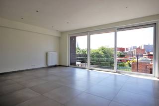 Dit modern appartement bevindt zich op de 1ste verdieping en is gelegen pal in het centrum van Beveren.<br /><br />De indeling is als volgt: inkomhal/nachthal met gastentoilet, ruime lichtrijke woonkamer met open ingerichte keuken en aansluitend een zonnig terras.<br /><br />Verder zijn er nog 2 slaapkamers, een praktische berging/wasplaats en een badkamer met inloopdouche en lavabomeubel.<br /><br />Als extra troef zijn er geen gemeenschappelijke kosten en is er een autostaanplaats. Beschikbaar vanaf 1/2/26.<br /><br />Wij leiden je graag rond!