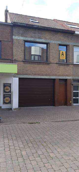 professioneel MAGAZIJN VAN 120m² op het gelijkvloers, alle nutsvoorzieningen, 100% veilig en droog !zeer centraal gelegen.  voldoende...