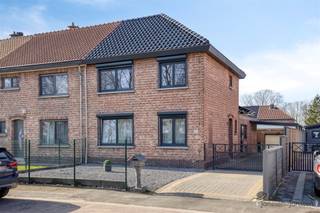 <p><span>Bent u op zoek naar een instapklare woning met ruimte, comfort én een rustige ligging? Deze smaakvol gerenoveerde halfopen bebouwing, gelegen aan een gezellig en verkeersluw pleintje in de Koning Albertstraat, combineert modern wooncomfort met een praktische indeling.</span></p><p><span>Bij het betreden van de woning komt u terecht in een ruime inkomhal die toegang geeft tot de lichtrijke leefruimte. De gezellige living biedt voldoende plaats voor een zithoek en eetruimte en sluit mooi aan op de vernieuwde keuken.</span></p><p><span>Op het gelijkvloers vinden we ook nog de ruime badkamer met dubbele lavabo en douche. Hier vinden we ook een ruime wasplaats, praktische berging en 4de slaapkamer. </span></p><p><span>Op de eerste verdieping bevinden zich 3 volwaardige slaapkamers.</span></p><p><span>Ook buiten is het aangenaam vertoeven. De woning beschikt over een kelder voor extra opslagruimte én een ruime dubbele garage en carport, wat zorgt voor uitzonderlijk veel bergruimte en parkeermogelijkheden.</span></p><h3><span>Troeven van deze woning</span></h3><ul><li><span>Volledig gerenoveerd en instapklaar</span></li><li><span>Rustige ligging </span></li><li><span>Ruime en lichtrichte leefruimte</span></li><li><span>Kelder + dubbele garage</span></li><li><span>Airconditioning</span></li><li><span>20 zonnepanelen </span></li><li><span>Elektriciteit conform</span></li></ul>