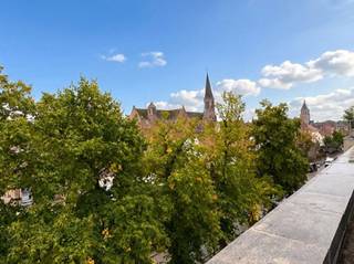 Exclusief wonen met zicht op de Augustijnenrei | Een hoogwaardig gerenoveerd stadsappartement waar hedendaags comfort en de charme van historisch Brugge elkaar ontmoeten.<br /><br />In Residentie Augustijnenhof, op een absolute toplocatie in het hart van Brugge, bevindt zich dit uitzonderlijk gerenoveerde appartement van ca. 130 m², gelegen op de vierde verdieping te bereiken met lift/trap. De royale raampartijen en het karakteristieke uitzicht over de Augustijnenrei zorgen voor een bijzonder aangename sfeer en een overvloed aan natuurlijk licht.<br /><br />Het appartement omvat volgende indeling: royale inkomhal met gastentoilet - via de pivoterende stalen deur komt u terecht in de leefruimte met eetruimte met uniek uitzicht op het Brugse stadsbeeld en de Augustijnenrei - volledig uitgeruste keuken met Miele-toestellen en kookeiland voorzien van een hoogwaardige afwerking - nachthal met aparte wasplaats - 3 ruime en volwaardige slaapkamers waarvan 1 slaapkamer met terras en buitenberging - hoogwaardige badkamer voorzien van inloopdouche en dubbel lavabomeubel.<br /><br />De eigendom onderscheidt zich door haar hoogwaardige afwerkingsniveau, waarbij ook de verlichting reeds zorgvuldig werd geïntegreerd. Het geheel werd volledig geschilderd en is bijgevolg perfect instapklaar. Dankzij de doordachte indeling en centrale ligging leent dit appartement zich uitstekend als comfortabele hoofdverblijfplaats, luxueuze stadswoning of stijlvolle tweede verblijfplaats.<br /><br />~ mogelijkheid tot aankoop van een garagebox, een bijzonder waardevolle troef op deze centrale Brugse locatie.<br /><br />Voor verdere informatie of een vrijblijvend bezoek contacteer Céline op 0476/60 60 23 of mail naar celine@immax.be
