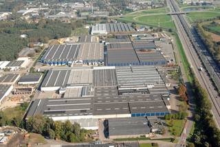 Magazijn van 11.643m² te huur op een grote logistieke site naast de E17 te Sint-Niklaas. <br /><br />
<ul>
<li><span>Totale oppervlakte: 96.300 m² bruto vloeroppervlakte</span></li>
<li><span>Leaseoptie: korte termijn / middellange termijn / lange termijn</span></li>
<li><span>Constructietype: Beton / Metaal</span></li>
<li><span>Daktype: Plat dak</span></li>
<li><span>Vrije hoogte: 5 tot 8 meter</span></li>
<li><span>Vloerbelasting: 5 ton/m²</span></li>
<li><span>Deuren: Sectionaaldeur</span></li>
<li><span>Laad- en loskades </span></li>
<li><span>Vloertype: Polybeton </span></li>
<li><span>Zonnepanelen</span></li>
</ul>