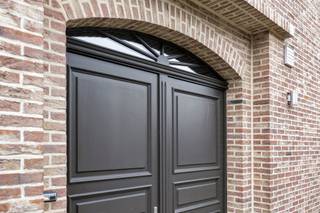 <p>Dit veelzijdige handelshuis met atelier en ruim magazijn is gelegen in het gezellige Meldert en biedt een uitzonderlijke combinatie van wonen en werken. Ideaal voor zelfstandigen of ondernemers die op zoek zijn naar ruimte, functionaliteit en comfort op één locatie.</p><p>Het pand is gelegen op een perceel van maar liefst 1.400 m² en beschikt over een totale bruikbare oppervlakte van ca. 436,5 m².<br />Extra troef van deze woning is dat er 34 zonnepanelen aanwezig zijn.</p><p>Gelijkvloers<br />Aan de straatzijde bevindt zich een polyvalente ruimte. Via de poort is er een vlotte toegang voor leveringen en materialen. De achterliggende binnenkoer geeft uit op een uitgestrekt magazijn.</p><p>Het woongedeelte op het gelijkvloers omvat een ruime inkomhal, een charmante en lichtrijke leefruimte, een volledig ingerichte keuken met ontbijthoek, een eerste badkamer met inloopdouche en lavabo, een apart toilet, een inpandige garage en een praktische kelder.</p><p>Eerste verdieping<br />Op de eerste verdieping bevinden zich vier volwaardige slaapkamers, een ruime nachthal met vaste trap naar de zolderverdieping en een tweede badkamer met ligbad, lavabo en toilet.</p><p>Zolderverdieping<br />De zolder biedt nog extra potentieel en kan ingericht worden als bijkomende slaapkamer, hobbyruimte of extra bergruimte.</p><p>Na ontvangst van de biedingen zal de verkoper beslissen of hij/zij de eigendom verkoopt aan het beste bod. De prijs is aldus niet bindend voor de verkoper.<br />Meer info op 053/70.23.67 of info@derick.be</p>