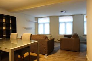 <p><span>GENT - Sint-Jansvest: Op zoek naar een</span><span> centraal gelegen gemeubeld appartement te huur in centrum Gent? </span><span>Dan is dit pand mogelijks iets voor u.</span></p><p><span> </span></p><p><span>De belangrijkste troeven in een notendop:</span></p><ul><li><span>Gelegen in het stadcentrum</span></li><li><span>Géén algemene kosten</span></li><li><span>Gemeubeld (inclusief wasmachine)</span></li><li><span>In de buurt van winkels, restaurants, openbaar vervoer,...</span></li></ul><p><span> </span></p><p><span>Indeling:</span></p><p><span>Inkomhal, open geïnstalleerde keuken, leef- en eetruimte, slaapkamer, badkamer (douche, toilet, lavabo en wasmachine), berging.</span></p><p><span> </span></p><p><span>Beschikbaar vanaf  16/03/2026. Domicilie verplicht.</span></p><p><span>Huurprijs: €870. Elektriciteit, gas en water afzonderlijk af te rekenen.</span></p><p><span> </span></p><p><span>Neem contact op met Axel Lenaerts makelaars voor een bezoek via onze website.</span></p><p><span> </span></p>