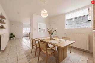 Deze INSTAPKLARE woning (volledig gerenoveerd in 2008) is gelegen te Meulebeke met name in de Statiestraat 6 op een perceel grond van 94 m² en met een bewoonbare oppervlakte van 155 m². Deze eigendom geniet een uiterst centrale ligging vlakbij, openbaar vervoer, bakker, slager, winkels, scholen, enz...<br /><br />PLUSPUNTEN:<br />* VOLLEDIG GERENOVEERD IN 2008<br />* CENTRALE LIGGING<br />* GUNSTIG EPC LABEL C<br />* RUIME SLAAPKAMERS (MOGELIJKHEID TOT 3e SLAAPKAMER)<br />* PRAKTISCHE FIETSENDOORGANG<br /><br />INTERIEUR:<br />Via de aparte inkomhal stapt u binnen in de gezellige leefruimte. De zithoek en eetplaats vormen één mooi geheel en lopen naadloos over in de volledig ingerichte keuken. Heel praktisch: vanuit de keuken heeft u direct toegang tot de koele voorraadkelder.<br /><br />Op de eerste verdieping bevinden zich twee zéér ruime slaapkamers en een comfortabele badkamer met ligbad en een enkel lavabomeubel. Via een vaste trap bereikt u de zolderverdieping, een grote multifunctionele ruimte die perfect kan dienen als derde volwaardige slaapkamer.<br /><br />EXTERIEUR:<br />Achteraan bevindt zich de gezellige buitenkoer met een extra, praktische buitenberging. Een absolute troef is de aparte toegang aan de straatzijde (de linkerdeur in de voorgevel). Dit maakt de koer direct toegankelijk, wat ideaal is voor het vlot en proper opbergen van fietsen of vuilnisbakken.